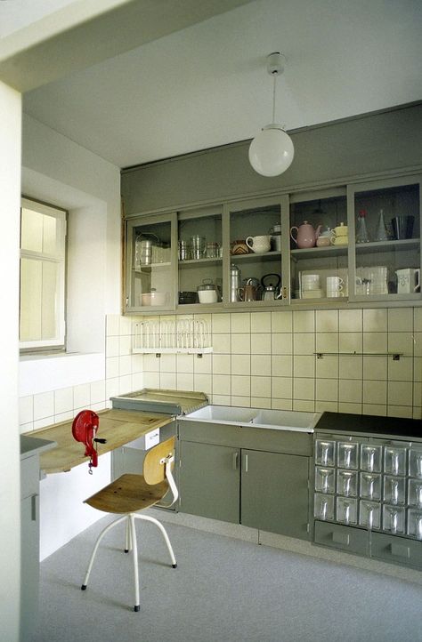 Bauhaus Kitchen, Frankfurt Kitchen, Bauhaus Interior, British House, Mid Century Kitchen, Green Kitchen, Cheap Home Decor, 인테리어 디자인, Kitchen Inspirations