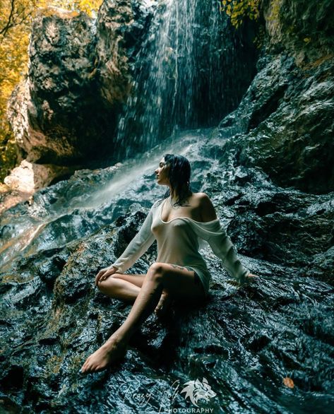 Waterfall Photo Shoot Ideas, Plus Size Waterfall Photoshoot, Rain Forest Photoshoot, Outfit For Waterfall Trip, Spring Forest Photoshoot, Water Photo Shoot Ideas, Water Element Photoshoot, Model Nature Photoshoot, Bouduar Photos Nature