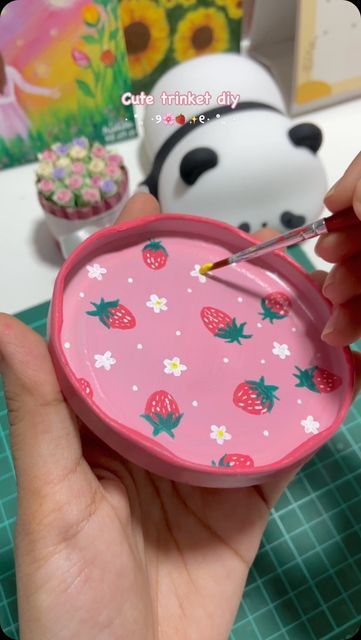 Rishita | Art & Diy ୨ৎ on Instagram: "Made this cute diy trinket from jar lid🤌
.
.
.
(Trinket, jewellery box, diy jewellery box, diy trinket, best out of waste, handmade gift ideas, gift for her, surface painting, acrylic painting, storage box, jewellery tray) #trinkets #diycrafts #colourslia" Trinket Tray Painting Ideas, Trinket Box Painting Ideas, Jewellery Box Diy, Clay Easy, Painting Storage, Jewellery Tray, Journal Lettering, Handmade Gift Ideas, Diwali Party