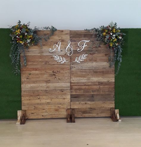 Wedding Wooden Backdrop Ideas, Grad Backdrop, Wooden Backdrops, Wedding Backdrop Design, Backdrop Design, Wall Backdrops, Slat Wall, Photo Op, Wedding Plans