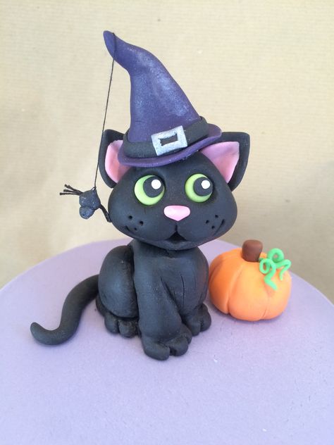 Halloween Fondant Figures, Halloween Fondant Cakes, Torte Halloween, Black Cat Cupcakes, Halloween Cake Design, Halloween Fondant, Haunted House Cake, Halloween Torte, Halloween Fairy Garden