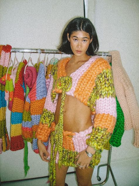 Hope Macaulay Chunky Knit Digital Y2K Photoshoot Cardigan Fashion Style OOTD Knitting Photoshoot, Crochet Photoshoot, Hope Macaulay, Colorful Streetwear, Y2k Photoshoot, Streetwear Photoshoot, Blogger Poses, Shooting Ideas, Outfit Everyday