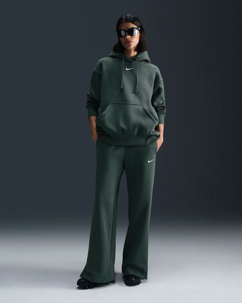 Nike Sportswear Phoenix Fleece Women's High-Waisted Wide-Leg Sweatpants. Nike.com Nike Sweats Women, Sweat Outfits For Women, Green Sweatpants Outfit, Modest Athletic Wear, Nike Sweat Suit, Nike Sportswear Phoenix Fleece, Sweatpants Nike, Red Sweatpants, Sweats Outfit