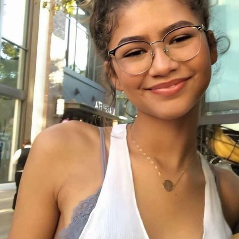 Zendaya With Glasses, Beautiful Universe, 2010s Aesthetic, Zendaya Maree Stoermer Coleman, Zendaya Style, Trendy Prom Dresses, Zendaya Coleman, Utila, Wearing Glasses