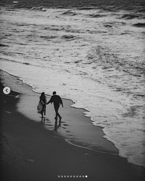 Wattpad Background, Black And White Couples, Lovers Pics, Black And White Beach, Shadow Photos, Black And White Love, Romantic Photos, Couple Beach, Black And White Aesthetic