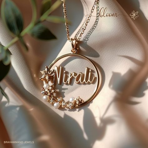 Lockets Designs Pendants, Name Lockets Gold, Gold Name Pendant Designs, Gold Pendant Designs For Women, Name Locket Design, Name Pendant Design, Name Pendant Gold, Necklace Name Design, Wedding Album Scrapbooking