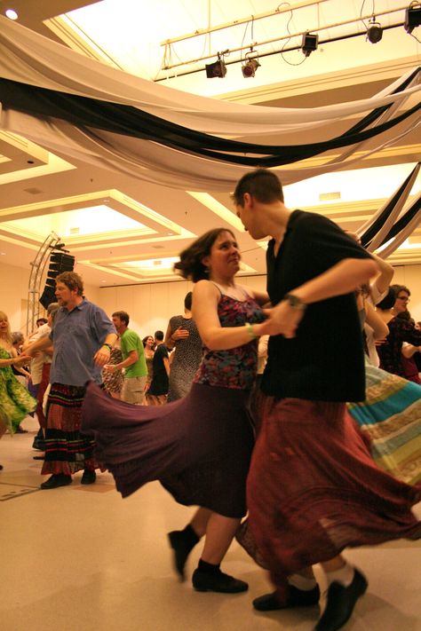 Maxi Dance - Long Skirts Feminine Men Fashion, Guys In Skirts, Men Wear, Status Quo, Long Skirts, Kilt, Dive In, Semi Formal, Long Skirt