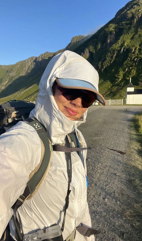 Swiss Hiking Outfit, Granola Hiking Outfit Summer, Hiking Outfit Women Summer, Hiker Aesthetic Outfit, Mountain Hiking Outfit, Backpacking Outfits, Trekking Outfit Women, Trekking Outfit, Hiking Fits