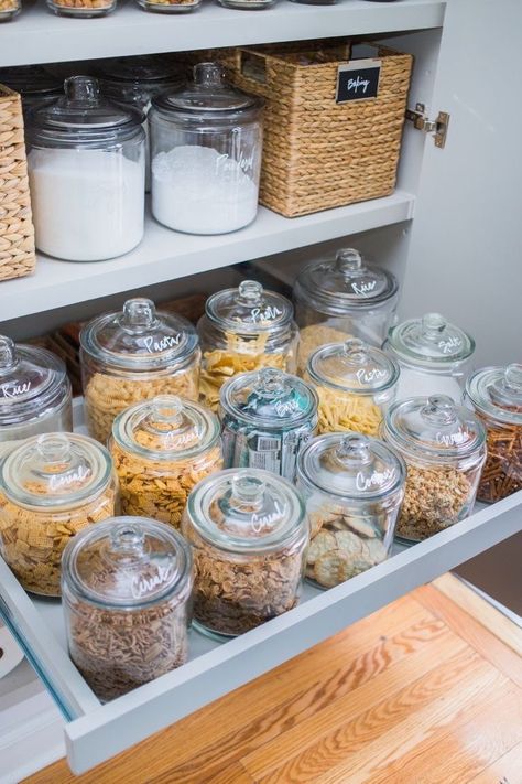 Snack Jars Display, Pull Out Pantry Shelves, Organiser Son Dressing, Pantry Inspiration, Pull Out Pantry, Pantry Organisation, Pantry Shelves, Desain Pantry, House Organisation