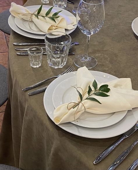 White Napkins Wedding Table, Wedding Table Napkin Ideas, Napkins Wedding Table, Wedding Gown Trends, Table Setting Design, Round Wedding Tables, Beautiful Flatware, Cloth Napkin Folding, Napkin Rings Diy