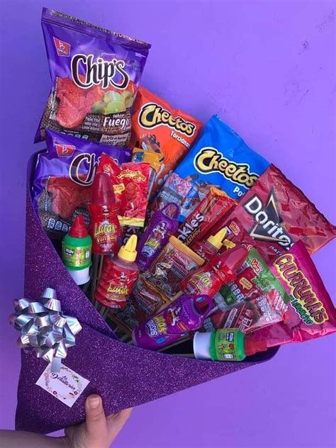 Candy Gift Baskets, Candy Bouquet Diy, Bff Birthday Gift, Candy Basket, Candy Crafts, Cute Birthday Gift, Cadeau Diy, Candy Bouquet, Diy Valentines Gifts