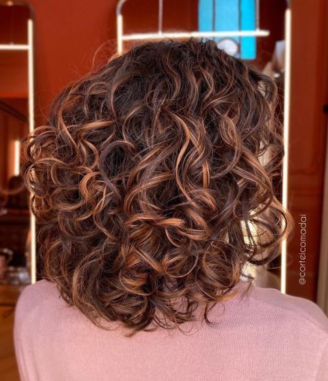 Balayage For Naturally Curly Hair, Short Curly Hair Brown With Highlights, Brown Curly Hair Red Highlights, Medium Length Curly Brown Hair With Highlights, Short Brown Curly Hair With Highlights, Naturally Curly Brown Hair, Brunette Hair Caramel Highlights, Brunette Curly Hair Highlights, Hair Color Ideas For Brunettes With Highlights