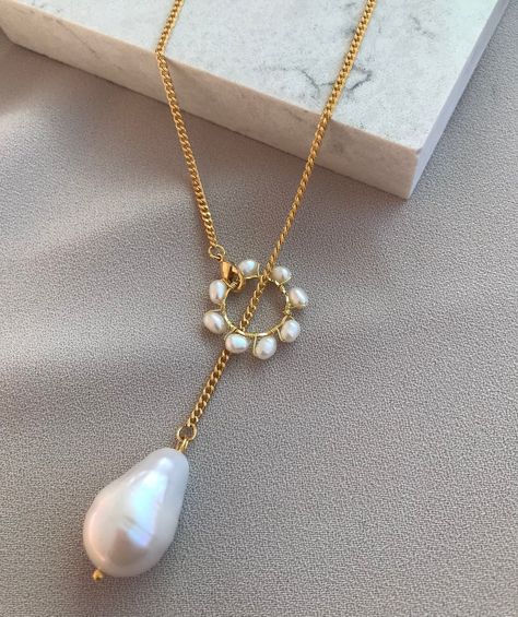 Excited to share the latest addition to my #etsy shop: Large Baroque Pearl Lasso Chain Necklace, Baroque Pearl, Freshwater Pearl Lasso Necklace, Christmas Gift, Wedding Jewelry, Gift for Her https://etsy.me/3jr2nvn #gold #pearl #unisexadults #brass #birthdaygift #realp Elegant Baroque Pearl Chain Necklace As Gift, Formal Handmade Baroque Pearl Necklace, Elegant Baroque Pearl Beaded Chain Necklace, Elegant Baroque Pearl Lariat Necklace, Elegant Baroque Pearl Necklace With Pendant, Baroque Pearls Jewelry, Natural Pearl Necklace, Real Pearl Necklace, Hand Necklace