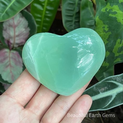 Turquoise Aesthetics, Diy Resin Crystals, Green Calcite, Crystal Aesthetic, Spiritual Crystals, Pretty Rocks, Citrine Crystal, Green Crystal, Green Gemstones