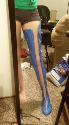 I’ve always hated doing shoe and boot covers until my friend introduced me to this method. Turns out it’s not very well known how to do it! ... <3 Diy Fantasia, Meme Costume, Larp Props, Diy Cosplay, Boot Covers, Costume Tutorial, Diy Kostüm, Diy Vetement, Steampunk Cosplay