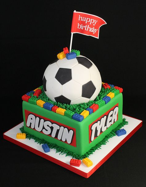 Soccer Lego Cake by cakeboxsoc, via Flickr What an ingenious way to compine the love for legos and a favorite sport. Lego Soccer, Sports Themed Cakes, Lego Birthday Cake, Soccer Cake, Soccer Birthday Parties, Sport Cakes, Football Cake, Soccer Birthday, Lego Cake