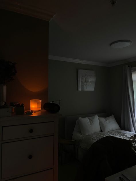 Bedsheets Aesthetic Dark, Messy Bedroom Aesthetic Dark, Connor Core, Appartment Aesthetics Night, Korean Minimalist Room Dark, Messy Bed Aesthetic Dark, Chill Room, Cosy Room, Apartment Decor Inspiration