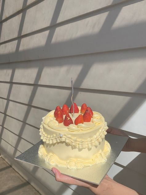 Bday Cake Strawberry, Cute Birthday Cakes Strawberry, Birthday Cake Aesthetic Strawberry, Cute Strawberry Cake Aesthetic, Vintage Cake Strawberries, Strawberry Aesthetic Cake, Birthday Cake Strawberry Decoration, Korean Strawberry Cake Aesthetic, Bday Cake Ideas Aesthetic