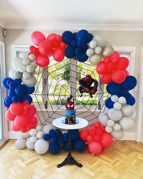 Spider Man Birthday Balloon Arch, Chic Spiderman Party, Spiderman Backyard Party Ideas, Spider Man Birthday Party Centerpieces, Spiderman Party Backdrop, Spider Man Balloons, Classy Spiderman Party, Spidey Balloon Garland, Amazing Spider Man Birthday