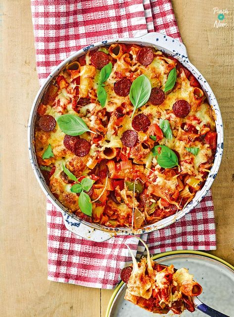 Pizza Pasta - Pinch Of Nom Pepperoni Pasta Bake, Pepperoni Pasta, Banana Curry, Pizza Pasta Recipe, Banza Pasta, Pizza Pasta Bake, Pizza And Pasta, Pinch Of Nom, Cheesy Pasta