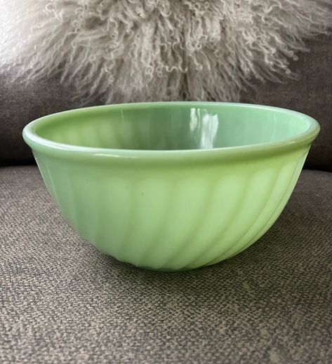 "A perfect sized, green swirl, jadite mixing bowl. Used, but also cared for. No chips or cracks. Not marked, so may or may not be Fire King. 8\"D x 4\"T" Vintage Jadeite, Jadite Green, Pistachio Recipes, Vintage Fire King, Vintage Dishes, Vintage Pyrex, Fire King, Carnival Glass, Pyrex Vintage