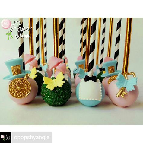 Alice In Wonderland cake pops are super cute! Alice In Wonderland Sweets, Alice Bakery, Creative Pastries, Themed Cake Pops, Wonderland Sweet 16, Alice In Wonderland Decorations, Wonderland Cake, Alice In Wonderland Tea Party Birthday, Cake Recepies