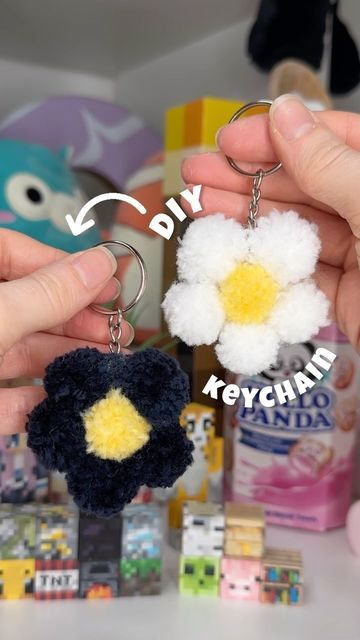 Keychain Matching, Pompom Keychain, Keychain Craft, Matching Keychains, Diy Craft Tutorials, Diy Keychain, Easy Diy Crafts, Diy Flowers, Creative Crafts