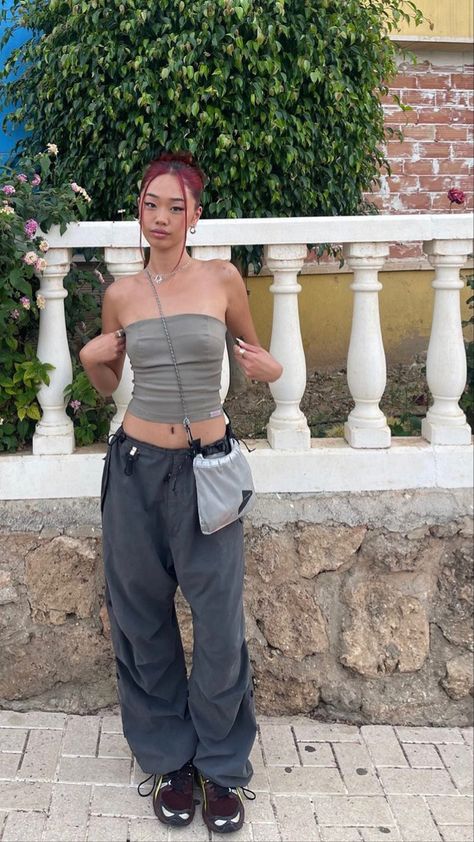 Megan Trong, Parachute Pants Outfit, Streetwear Aesthetic, Outfits Verano, Looks Style, Lookbook Outfits, Outfits Casuales, Types Of Fashion Styles, Pants Outfit