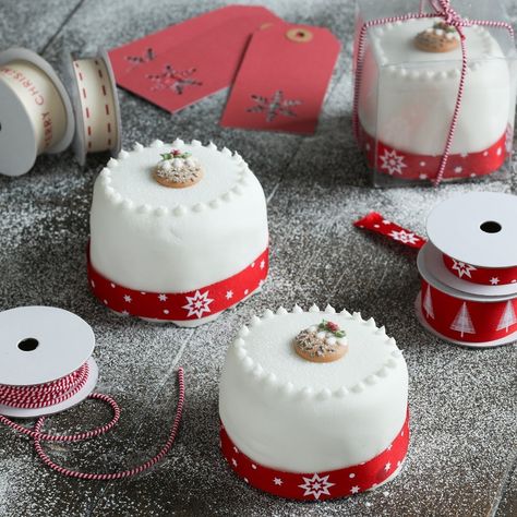 Mini Christmas Cakes Recipe | Baking Mad Small Christmas Cake Recipe, Easy Christmas Cake, Eccles Cake, Mini Desert, Aussie Recipes, Biscuit Dessert, Christmas Cake Decoration, Simnel Cake, Mini Christmas Cakes