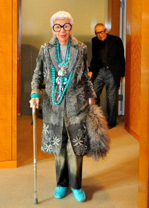 Iris Apfel and her husband of 64 years Carl Apfel; photo by Annie Watt Yasmina Rossi, Style Icons Women, Iris Fashion, Fall Fashion Skirts, Advanced Style, Ageless Style, Ageless Beauty, Old Woman, Fashion Bohemian