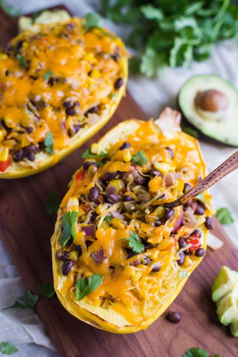 Spaghetti Squash Burrito Bowls Spaghetti Squash Burrito Bowl, Spaghetti Squash Burrito, Healthy Burritos, Burrito Bowl Recipe, Burrito Bowls, Burritos Recipe, Spaghetti Squash Recipes, Burrito Bowl, Paleo Dinner