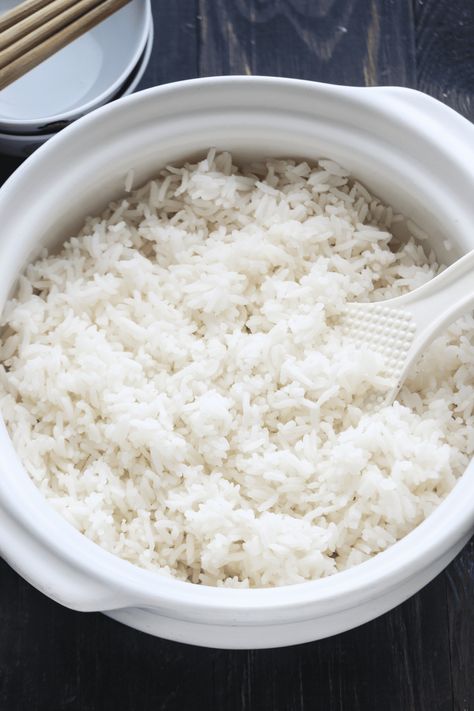 Learn how to cook perfect white rice in a rice cooker, microwave or stove. Get fluffy, al dente rice to serve with your favorite side dishes! #howtocookrice #perfectwhiterice #howtocookwhiterice Asian White Rice, Perfect White Rice, Rice In A Rice Cooker, Braising Recipes, Chinese Garlic, Cooking White Rice, Asian Inspired Recipes, How To Cook Rice, Favorite Side Dish