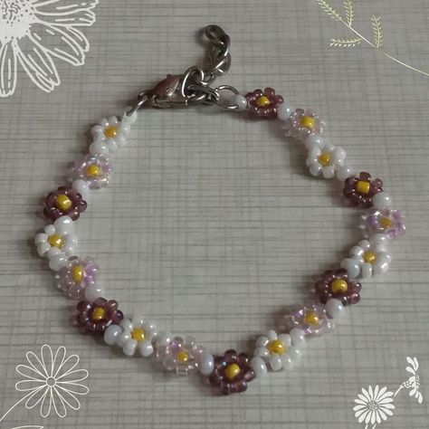 How to make a daisy chain flower bracelet/Beaded Daisy String Bead Necklace Flower Tutorial, Seed Bead Daisy Chain, Daisy Chain Necklace, Daisy Chain Bracelet, Seed Bead Bracelets Tutorials, Diy Necklaces Tutorial, Beaded Daisy, Bracelet Tutorials, Daisy Chains