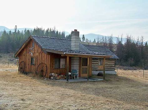 This is a restored cow camp in Southwest Montana by Dawndi Keim from Montana Mobile Cabins.  I like the mix of log (on the right) and board and batten siding. Old Cabins, Tiny House Blog, Little Cabin In The Woods, Small Log Cabin, Cabin Tiny House, Straw Bale, Hunting Cabin, Cottage Cabin, Cabin Living