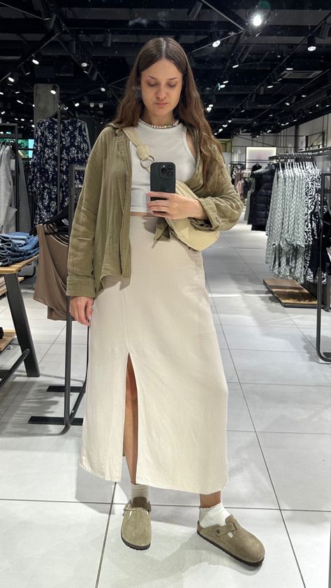 Dresses And Birkenstocks, Birkenstock Spring Outfit, Birkenstock Boston Outfit Skirt, Birkenstock Boston Dress Outfit, Birkenstock Skirt Outfit, Birkenstock Outfit Skirt, Skirt And Birkenstocks Outfit, Midi Linen Skirt Outfit, Clogs Outfit Women