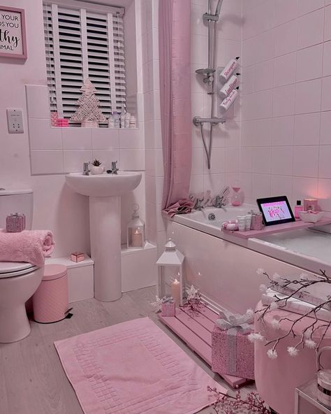 Cute Bathroom Aesthetic Pink, Pastel Pink Bathroom Aesthetic, Aesthic Bathrooms, Girly Pink Bathroom, Aesthetic Pink Bathroom, Cute Aesthetic Bathroom Ideas, Cute Bathroom Decor Aesthetic, Cute Bathroom Ideas Pink, Kawaii Bathroom Ideas