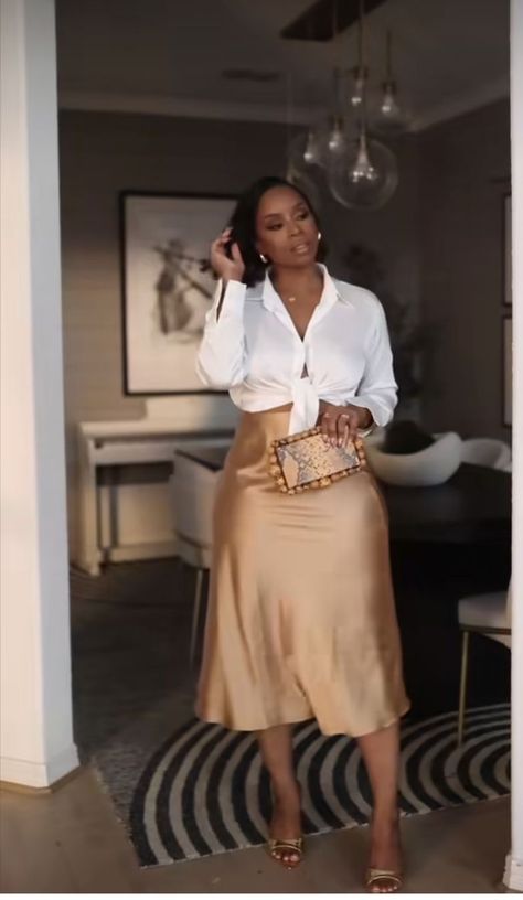 How To Wear A Silk Skirt In Summer, Satin Skirt Outfit Black Women, Silk Top Outfit Classy, Silky Skirt Outfit, Silk Midi Skirt Outfit, Silk Skirt Outfit, Silk Slip Skirt, Outfit Beige, Satin Skirt Outfit