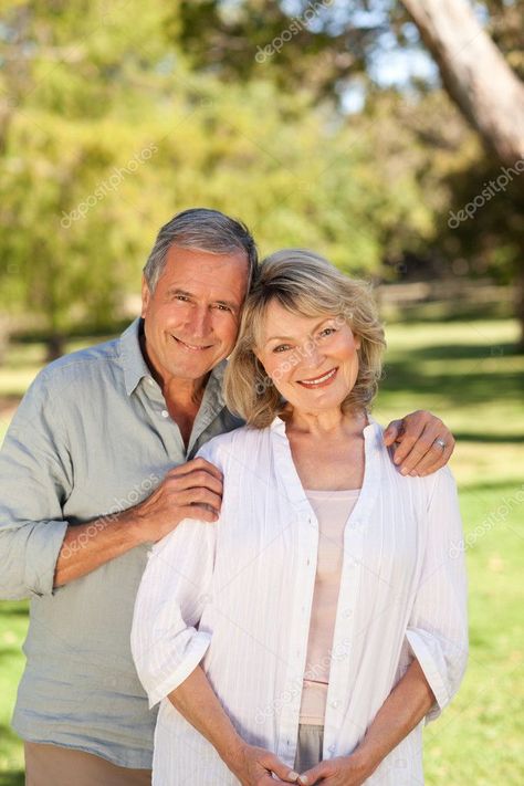 Old Couple Photography, Older Couple Poses, Older Couple Photography, Grandparents Photography, Age Photography, Grandparent Photo, Older Couple, Family Photoshoot Poses, Family Portrait Poses