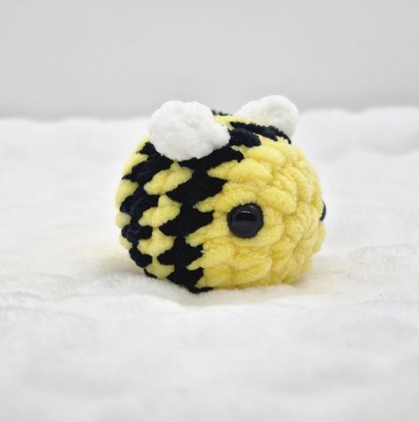 Free No-Sew Bumble Bee Crochet Pattern Bumble Bee Crochet Pattern, Crochet Patterns Simple, Sewing Bee Pattern, Simple Amigurumi, Bee Crochet Pattern, Baby Bumble Bee, Bee Crochet, Beginner Friendly Crochet, Patterns Simple