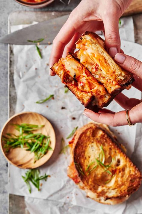 Viral Kimchi Grilled Cheese - Kalejunkie Kimchi Grilled Cheese, Dorm Room Recipes, Video Collage, Vegan Grilling, College Meals, Delicious Sandwiches, Free Snacks, Wrap Sandwiches, Fermented Foods