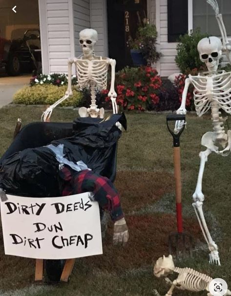 Halloween Diy Skeleton Decorations, Halloween Skeletons Yard Scary, Skeletons Front Yard, Funny Skeleton Poses Outside, Skeleton Yard Decor, Life Size Skeleton Ideas, Skeleton Yard Display Funny, Funny Halloween Skeleton Poses, Skeletons In Yard