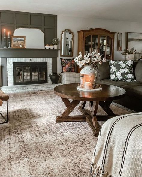 Kaly Nicole Swann Living Room Boho Farmhouse, Boho Farmhouse Living Room, Comfy Living Room Decor, Loloi Rug, Living Room Boho, Boho Farmhouse Decor, Cottagecore Home, Amber Lewis, Front Rooms