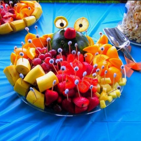 Via 2013-11-21 at 23.08.24  With Thanksgiving coming, this cute fruit platter arranged like a turkey Monster Fruit, Healthy Kids Party Food, Monster University Party, Monster Birthday Parties, Healthy Halloween, Kids Party Food, Monster University, Snacks Für Party, Googly Eyes