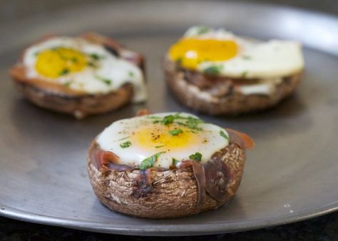 Baked Eggs in Prosciutto-Filled Portobello Mushroom Caps - Naturally #GlutenFree! Portobello Mushroom Caps, Ideal Protein Diet, Menu Sarapan Sehat, Ideal Protein Recipes, Mushroom Caps, Paleo Recipes Breakfast, Resep Diet, Gluten Free Recipes For Breakfast, Ideal Protein