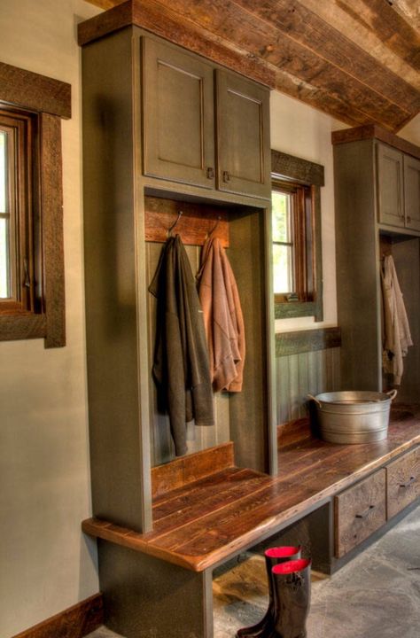 Mud room Dog Retreat, Casa Fantasy, Rustic Entry, Mudroom Laundry Room, Mudroom Design, Western Homes, Laundry Mud Room, Western Home Decor, Natural Home Decor