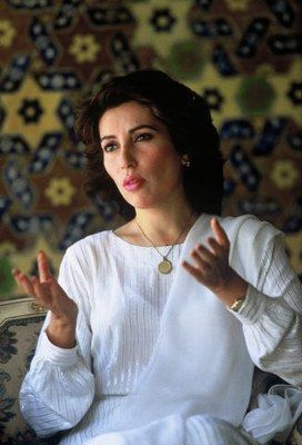 Benazir Bhutto, James Bond Women, Bond Women, 67th Birthday, History Of Pakistan, Pakistani Culture, Iranian Beauty, Henna Body Art, Bridal Makeover