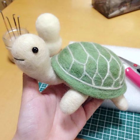 [2016.9.30] Wonder Zoo | Needle Felted Wool Animals Projects Inspirati – Feltify Needle Felted Tortoise, Needle Felting Projects Ideas, Cute Needle Felting, Wool Felting Animals, Felt Turtle, Red Footed Tortoise, Felt Fish, Needle Felting Diy, Wool Animals