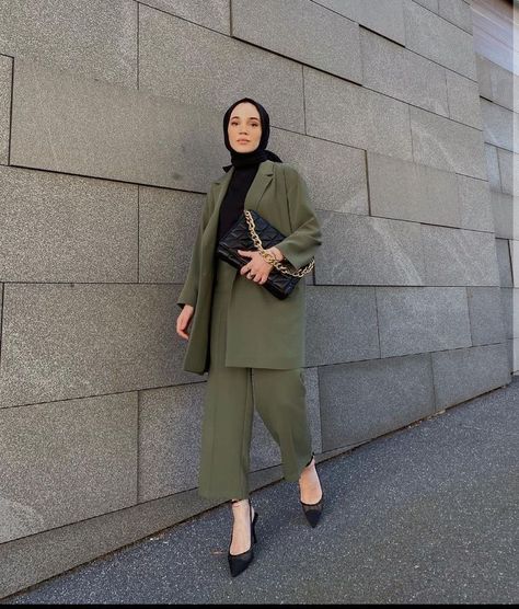 Women's Office Attire: Chic & Professional Work Outfits https://whispers-in-the-wind.com/professional-womens-clothing-elevate-your-work-wardrobe/?office-fashion-for-women-find-affordable-stylish-workwear Formal Hijab Outfit, Breaking The Glass Ceiling, Comfortable Dresses, Blazer Outfits Casual, Professional Work Outfit, Modern Hijab Fashion, Muslim Fashion Hijab Outfits, Iranian Women Fashion, Corporate Fashion