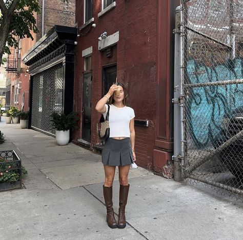 new york, new york Outfit Minimalist, New York Outfits, High Leather Boots, Brown Handbag, New York New York, Cute Outfit, Outfit Inspo Fall, Simple Jewelry, Basic Tee