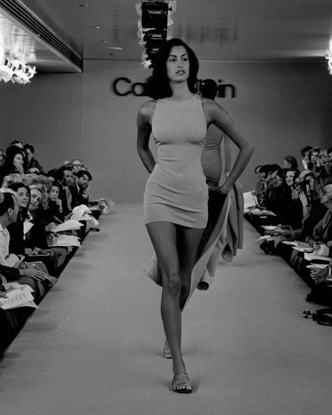 90s Supermodel Aesthetic Runway, Nyc 90s Fashion, 90s Model Body, Super Model Aesthetic, 90s Catwalk, 90s Supermodel Aesthetic, 90s Model Aesthetic, Supermodel Aesthetic, Supermodel Body